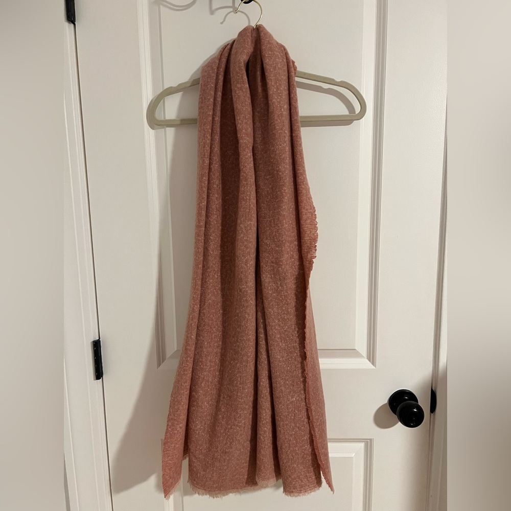 ✨🛍️ 4️⃣ for $2️⃣5️⃣ 💖 Soft Pink Scarf